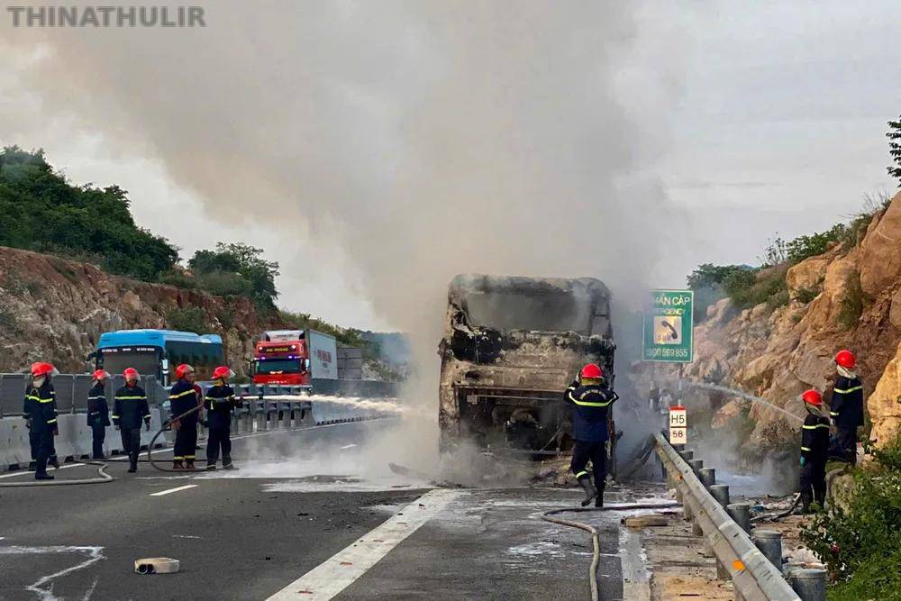 வியட்நாமில் ஓடும் பேருந்தில் திடீர் தீ விபத்து: 7 பேர் உயிரிழப்பு