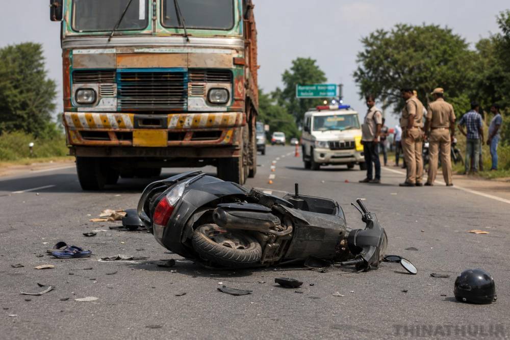 திருப்பூர் அருகே சாலை விபத்து: ஸ்கூட்டர் மீது லாரி மோதியதில் தம்பதி உயிரிழப்பு