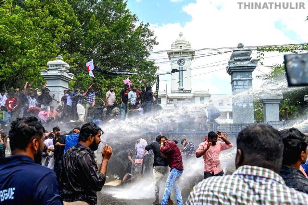 கேரளத்தில் மாணவர் போராட்டம் தீவிரம்; தண்ணீர் பீய்ச்சி அடித்து கலைத்த போலீஸ்