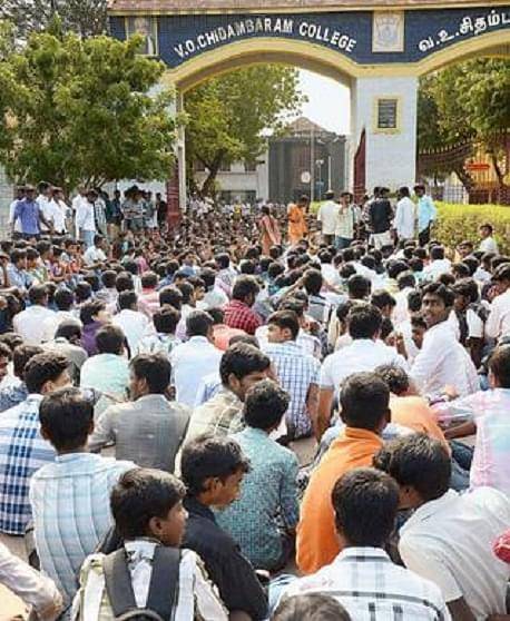 தலைப்பு: டெல்லி சம்பவத்துக்கு எதிர்ப்பு: மன்னார்குடியில் வகுப்புகளை புறக்கணித்து கல்லூரி மாணவர்கள் ஆர்ப்பாட்டம்