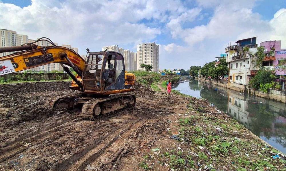 மழை வெள்ள முன்னெச்சரிக்கை: அடையாறு, பக்கிங்ஹாம் கால்வாய் தூர்வாரும் பணிகளை ஆய்வு செய்த அமைச்சர் என். ஆனந்த்