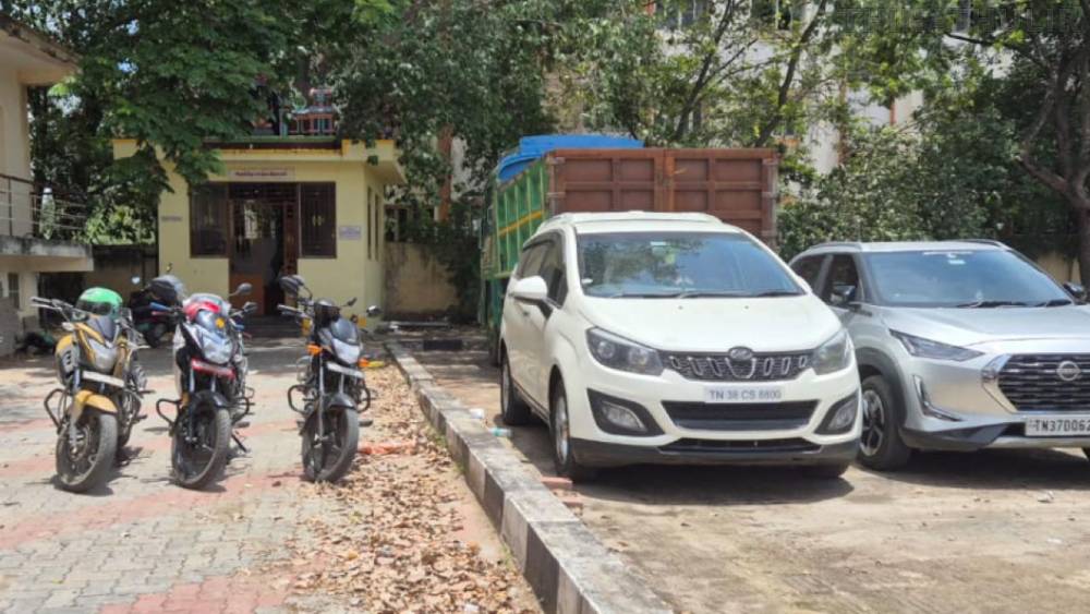 நெல்லையில் அரிவாளுடன் சுற்றிய 6 பேர் அதிரடி கைது: கார், பைக்குகள் பறிமுதல்