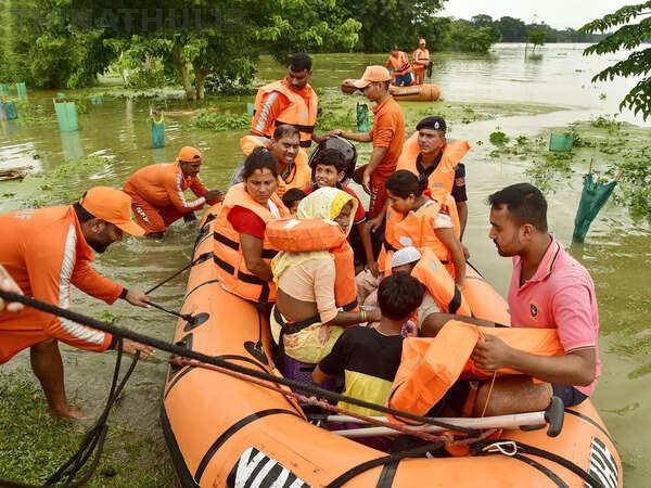 அசாமில் கனமழை, வெள்ளம்: உயிரிழப்பு 82 ஆக உயர்வு