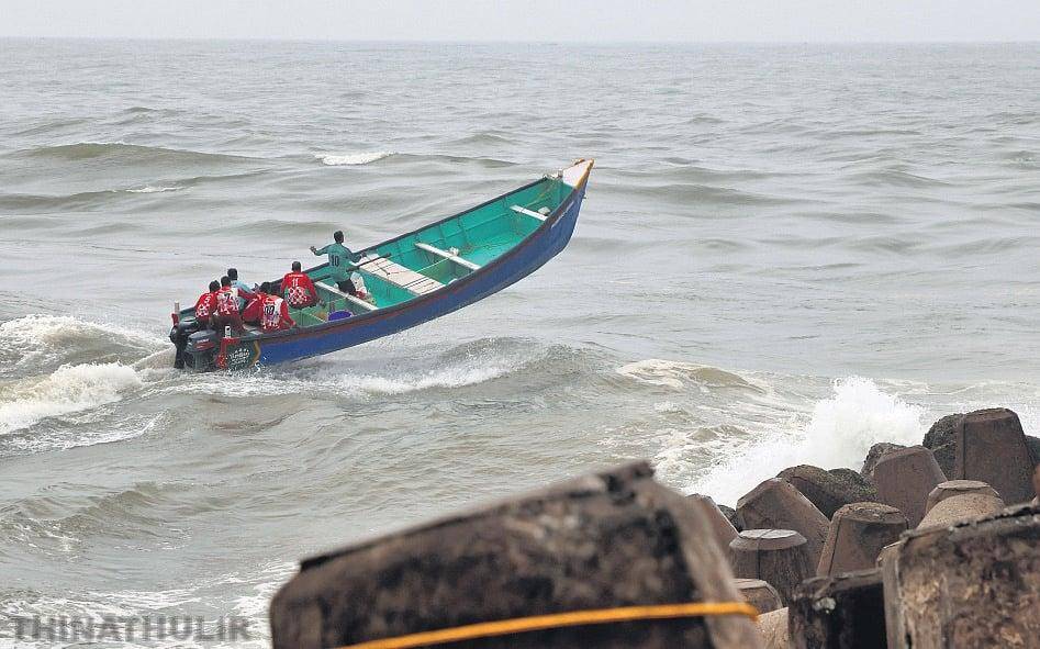 திருவனந்தபுரம் கடற்பகுதியில் அடுத்தடுத்து படகு விபத்து: 4 மீனவர்கள் மாயம்