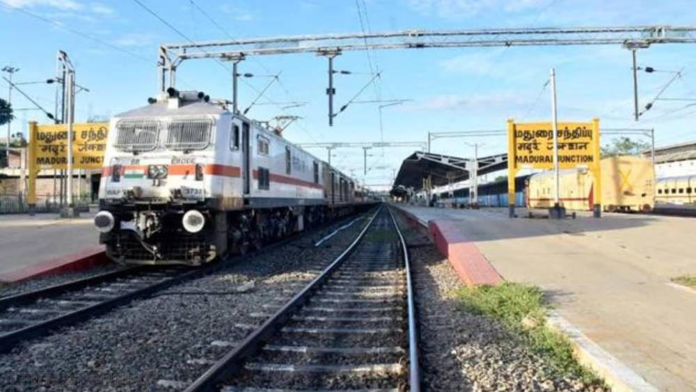 பயணிகள் கவனத்திற்கு: மதுரை கோட்டத்தில் பொறியியல் பணி; தென் மாவட்ட ரெயில்கள் மாற்றுப் பாதையில் இயக்கம்