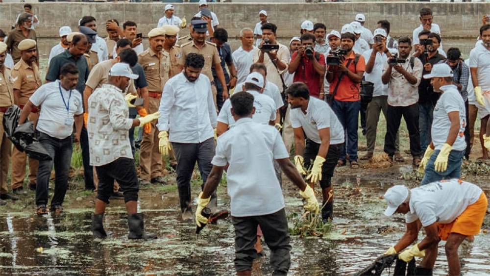 மதுரையில் வைகை ஆற்றை தூய்மைப்படுத்தும் பணியில் அண்ணாமலை; மரக்கன்றுகளும் நட்டார்