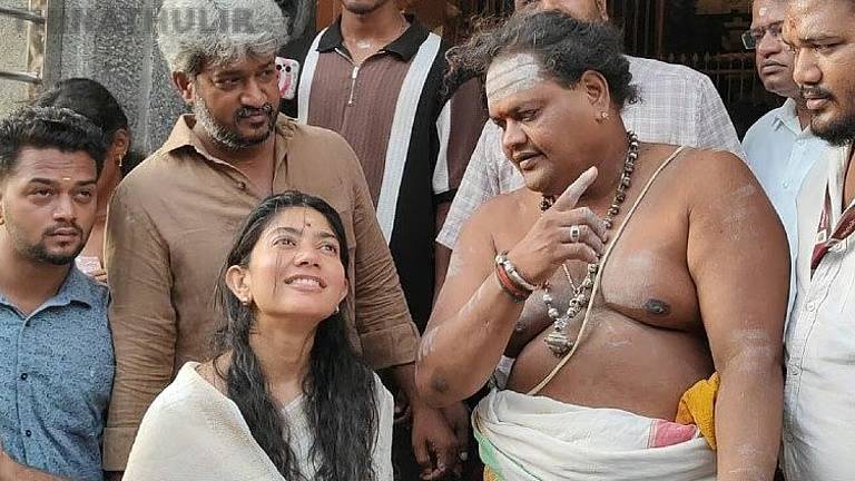 திருவண்ணாமலை அண்ணாமலையார் கோவிலில் சாமி தரிசனம் செய்த நடிகை சாய் பல்லவி