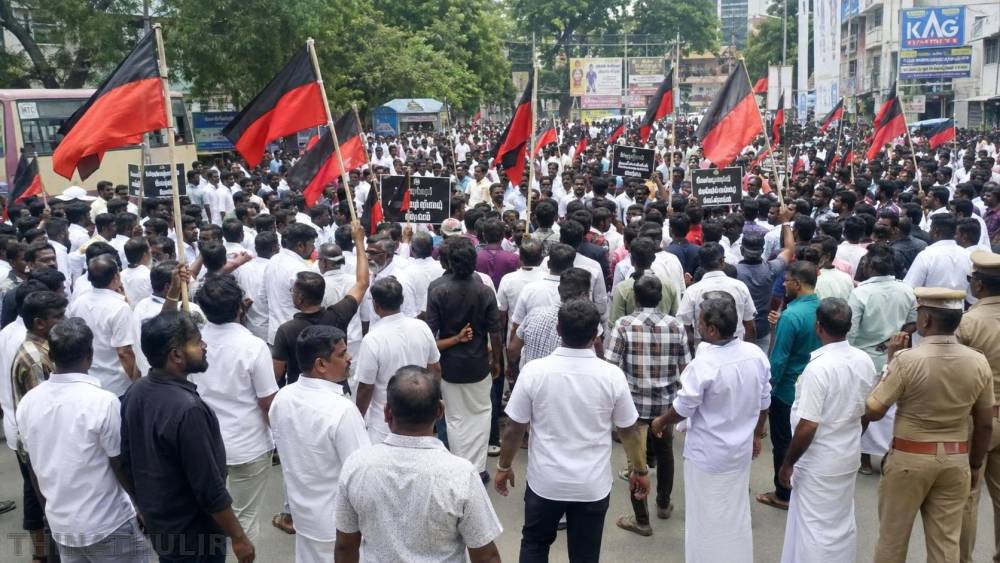 உதயநிதி ஸ்டாலின் கைது எதிரொலி... தமிழகத்தின் பல்வேறு பகுதிகளில் திமுகவினர் ஆர்ப்பாட்டம்