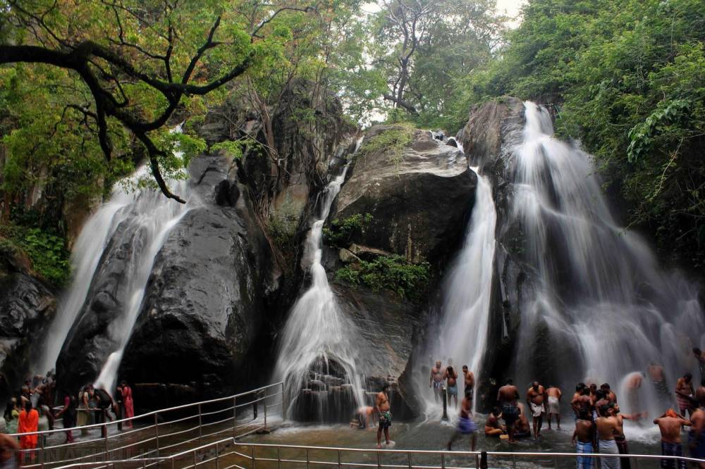 பழைய குற்றாலம் தவிர பிற அருவிகளில் குளிக்க அனுமதி; மாவட்ட நிர்வாகம் அறிவிப்பு