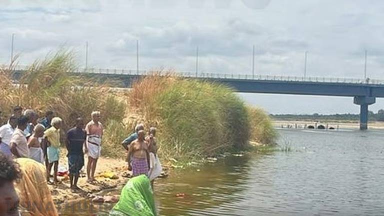 கரூர் நெரூரில் சோகம்: காவிரி ஆற்றில் மூழ்கி 3 அர்ச்சகர்கள் உயிரிழப்பு