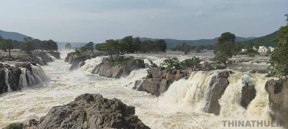 ஒகேனக்கல் அருவியில் நீர்வரத்து உயர்வு; குளியல், பரிசல் சேவைக்கு 2-வது நாளாக தடை