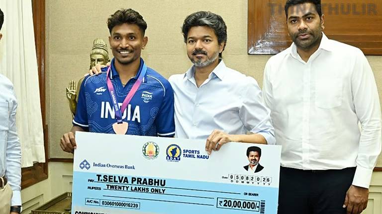 காமன்வெல்த் பதக்க வீரர்களுக்கு ஊக்கத்தொகை வழங்கிய முதல்-அமைச்சர் விஜய்
