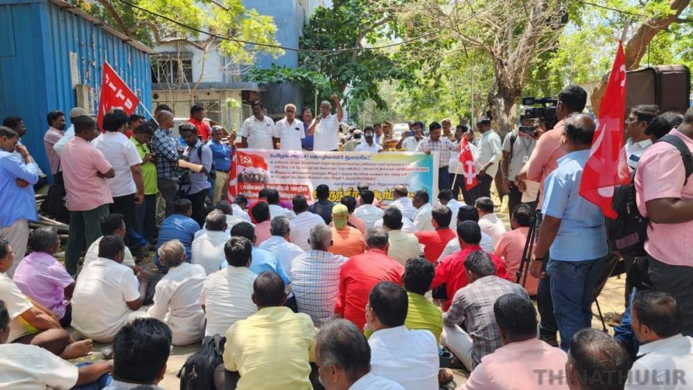 குமரியில் டாஸ்மாக் ஊழியர்கள் போராட்டம்: கடைகளின் பூட்டை உடைத்து மது விற்பனை