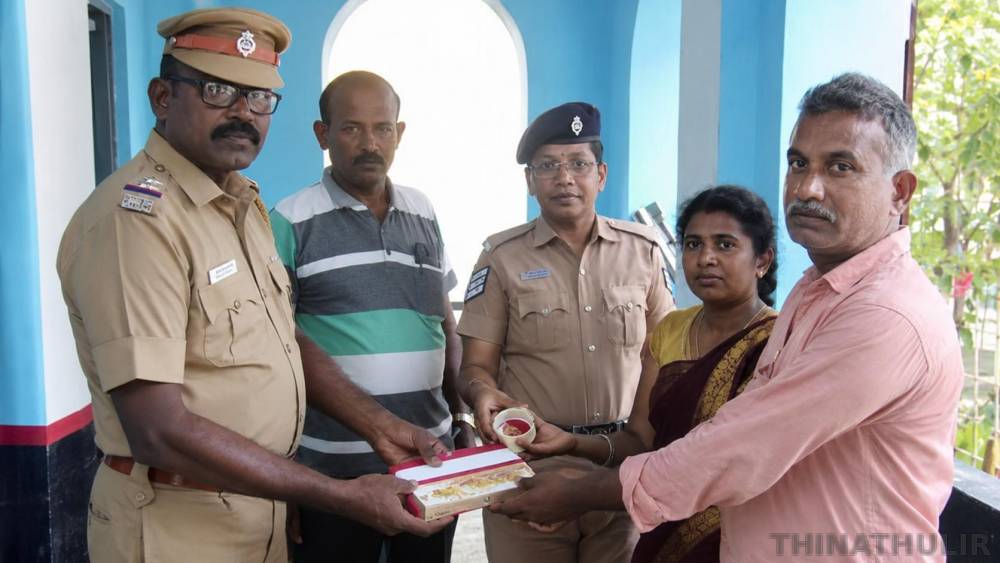 ரெயிலில் தவறவிட்ட 6.5 சவரன் தங்க நகைகள் மீட்பு: உரிமையாளரிடம் ஒப்படைத்த போலீசார்