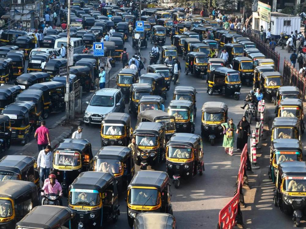 மராத்தி தெரியாவிட்டால் ஆட்டோ ஓட்டுநர் உரிமம் ரத்து? மகாராஷ்டிர அரசின் புதிய விதி அமல்