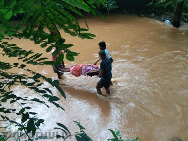 கேரளாவில் சாலை வசதி இல்லாததால் நோயாளியை தொட்டிலில் சுமந்து மருத்துவமனைக்கு அழைத்துச் சென்ற கிராம மக்கள்