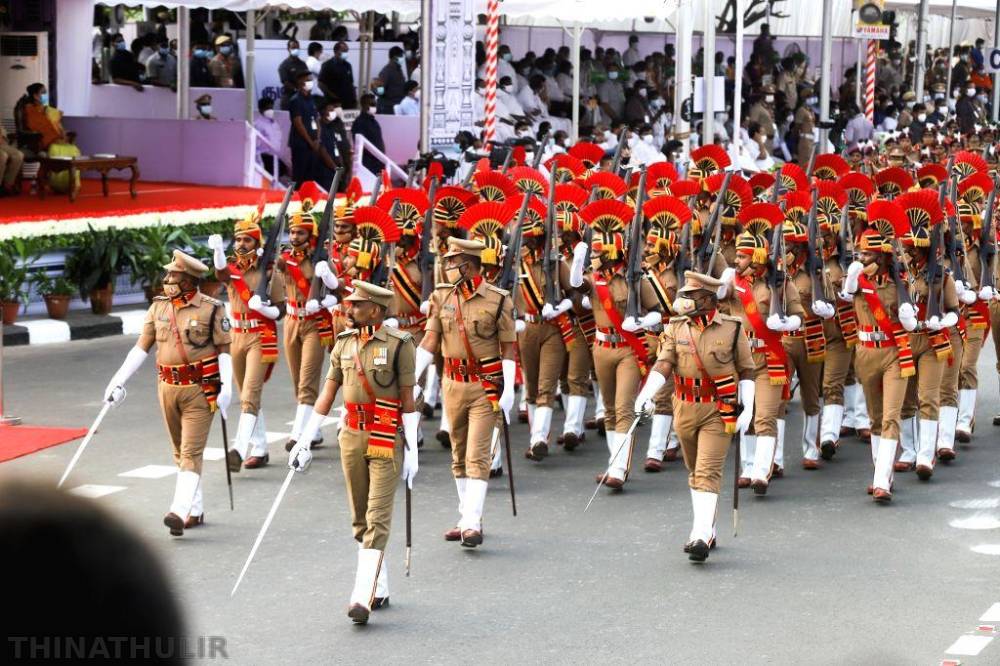 சுதந்திர தின விழா ஏற்பாடுகள் தீவிரம்: சென்னை கோட்டை முன்பு போலீசார் அணிவகுப்பு ஒத்திகை