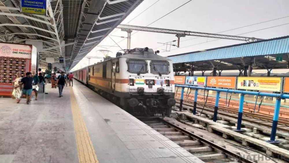 கீழ்மதுரை ரெயில் நிலையத்தில் நிற்காமல் சென்ற சிறப்பு ரெயில்: என்ஜின் டிரைவர்கள் உள்பட 3 பேர் மீது நடவடிக்கை