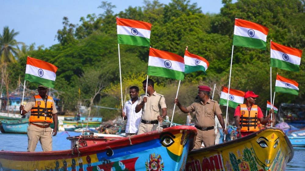 சுதந்திர தினத்தை முன்னிட்டு வங்கக் கடலில் தேசிய கொடியுடன் காரைக்கால் போலீசாரின் படகு பேரணி