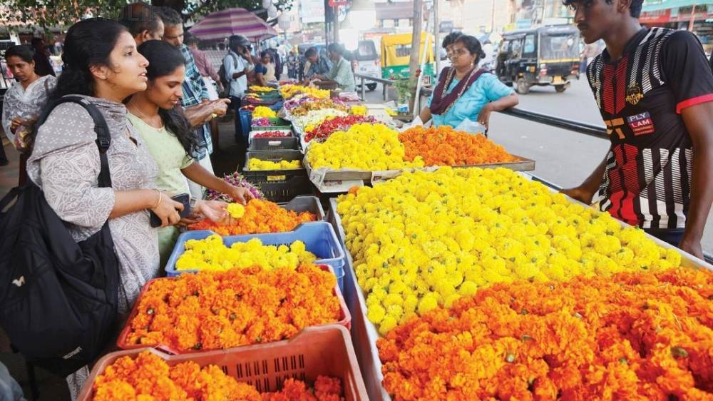 ஓணம் பண்டிகை: கேரளத்தில் பூக்கள் விலை கிடு கிடு உயர்வு