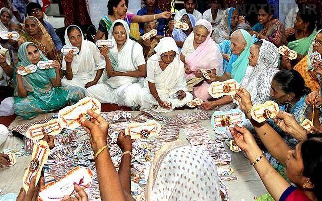 பிரதமர் மோடிக்காக 1,100 சிறப்பு ராக்கிகளை தயாரித்த பிருந்தாவன கைம்பெண் தாய்மார்கள்