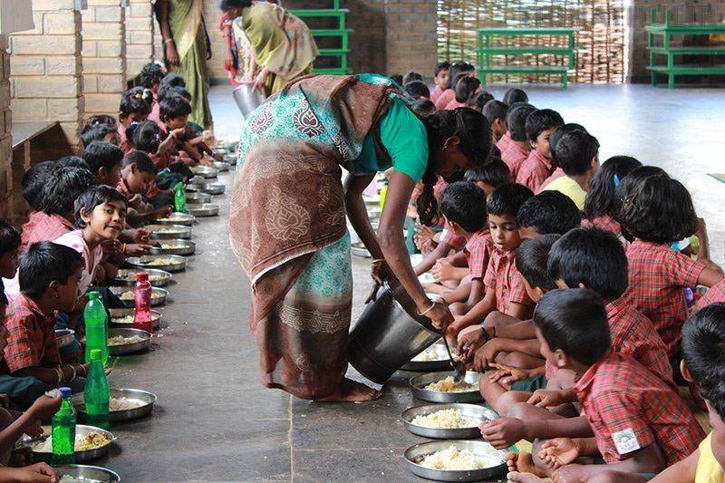 உப்புக்கு பதில் சோப்பு பவுடரா? மதிய உணவு சாப்பிட்ட 40-க்கும் மேற்பட்ட மாணவர்களுக்கு உடல்நலக்குறைவு