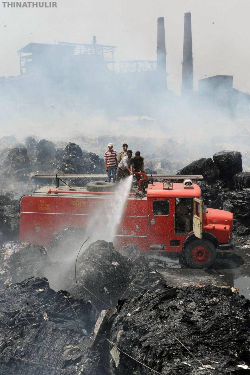 நெல்லை அருகே காகித ஆலையில் பயங்கர தீ விபத்து: 2-வது நாளாக தீயணைப்பு வீரர்கள் போராட்டம்