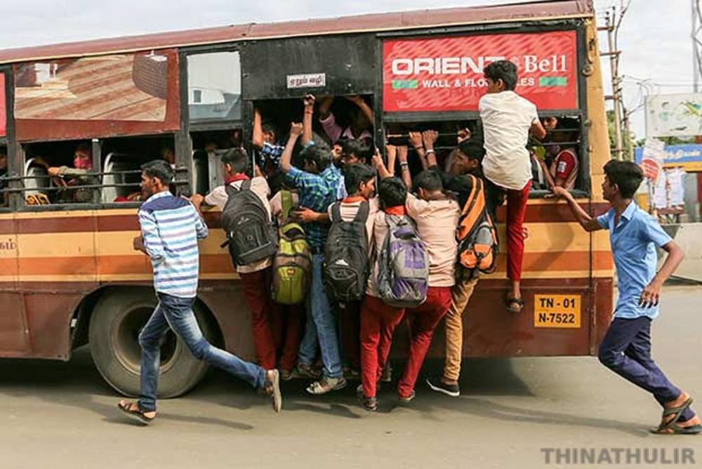 அரசுப் பேருந்தில் மாணவர்களின் ஆபத்தான பயணம்: பொதுமக்கள் அதிர்ச்சி