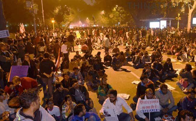 பல்கலைக்கழக விடுதியில் மாணவி தற்கொலை: அழுகிய நிலையில் உடல் மீட்பு : நள்ளிரவில் மாணவர்கள் போராட்டம்