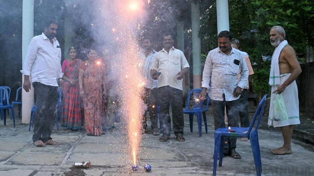 விமான நிலைய திட்டம் ரத்து: பட்டாசு வெடித்து மகிழ்ச்சியை வெளிப்படுத்திய பரந்தூர் மக்கள்