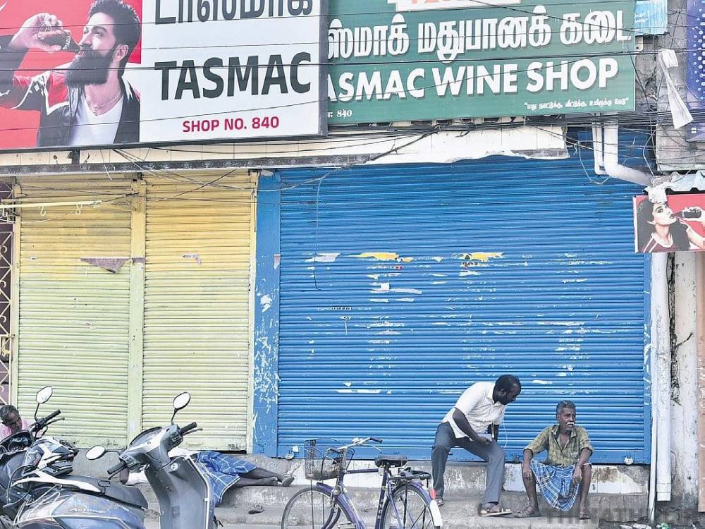 நெல்லையில் முடங்கிய டாஸ்மாக் கடைகள்; மேலாளர் அலுவலகத்தை முற்றுகையிட்டு ஊழியர்கள் போராட்டம்