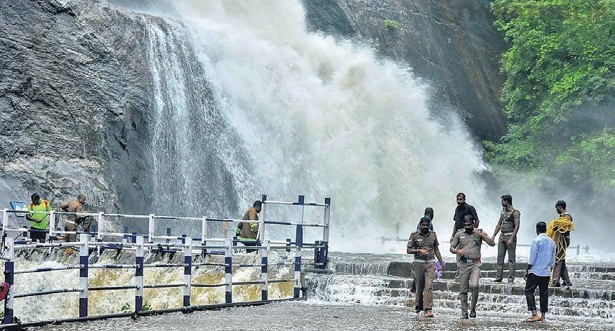கோவை குற்றாலம் அருவியில் குளிக்க தடை