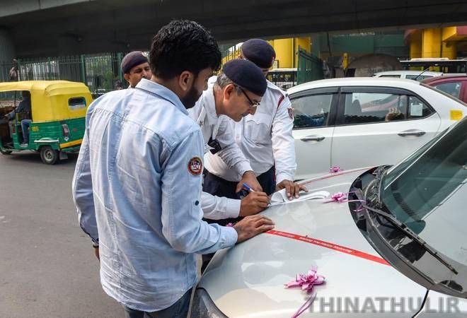காதலி கொடுத்த லிப்ஸ்டிக் முத்தம்; போலீசாருக்கு ரூ.5,500 அபராதம் செலுத்திய காதலன்