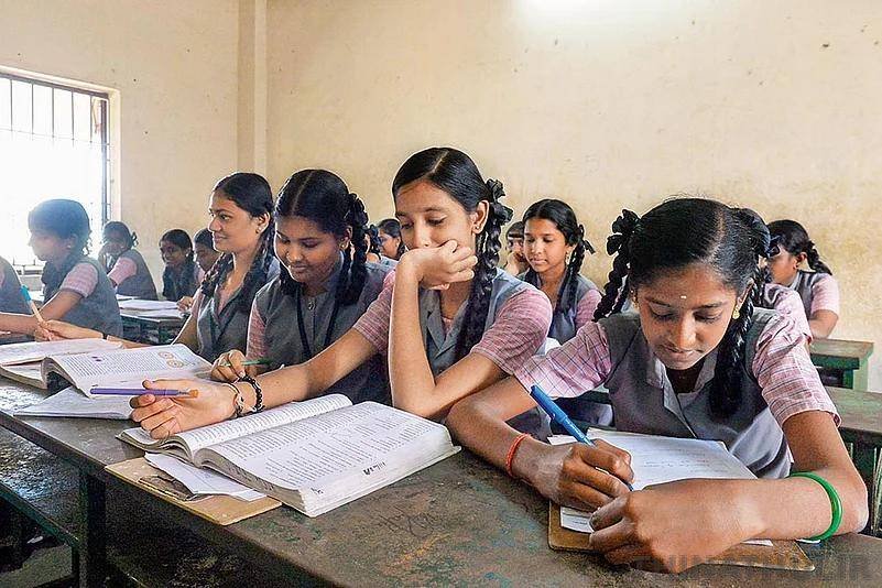 தமிழ்வழியில் படித்தோருக்கு அரசுப் பணியில் முன்னுரிமை வழங்கும் மசோதா; கவர்னர் ஒப்புதல்
