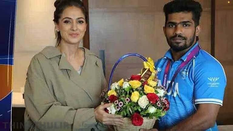 காமன்வெல்த் பளுதூக்குதலில் வெள்ளி வென்ற தமிழக வீரர்: ராஜா முத்துப்பாண்டிக்கு நடிகை சிம்ரன் பாராட்டு