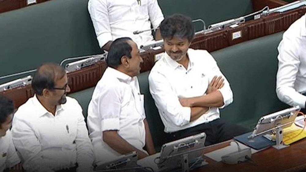 சட்டசபையில் வழக்கமான இடத்தை மாற்றி அமர்ந்த முதல்-அமைச்சர் விஜய்