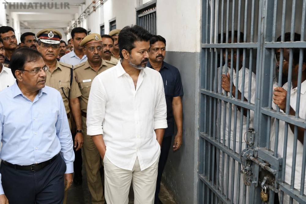 சென்னை புழல் சிறையில் முதல்-அமைச்சர் விஜய் திடீர் ஆய்வு