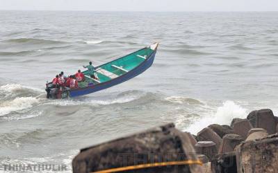 திருவனந்தபுரம் கடற்பகுதியில் அடுத்தடுத்து படகு விபத்து: 4 மீனவர்கள் மாயம்