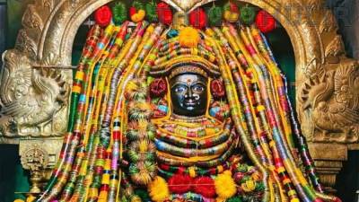 2 லட்சம் வளையல்களால் அலங்கரிக்கப்பட்ட அங்காளம்மன்; ஆடிப்பூர விழாவில் திரண்ட பக்தர்கள்