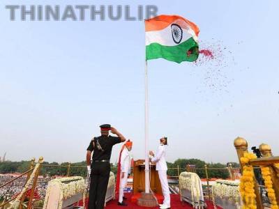 80-வது சுதந்திர தின விழா: டெல்லி செங்கோட்டையில் தேசியக் கொடியை ஏற்றிய பிரதமர் மோடி