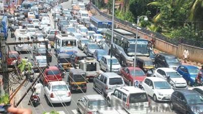 கேரளாவில் பரபரப்பு: நடுரோட்டில் காரை நிறுத்தி தூங்கிய வாலிபர்