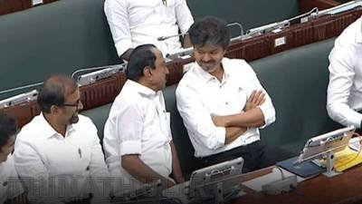 சட்டசபையில் வழக்கமான இடத்தை மாற்றி அமர்ந்த முதல்-அமைச்சர் விஜய்