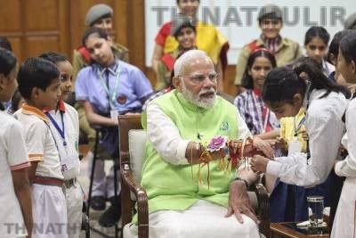 பள்ளிக்குழந்தைகளுடன் ரக்‌ஷா பந்தன் கொண்டாடிய பிரதமர் மோடி