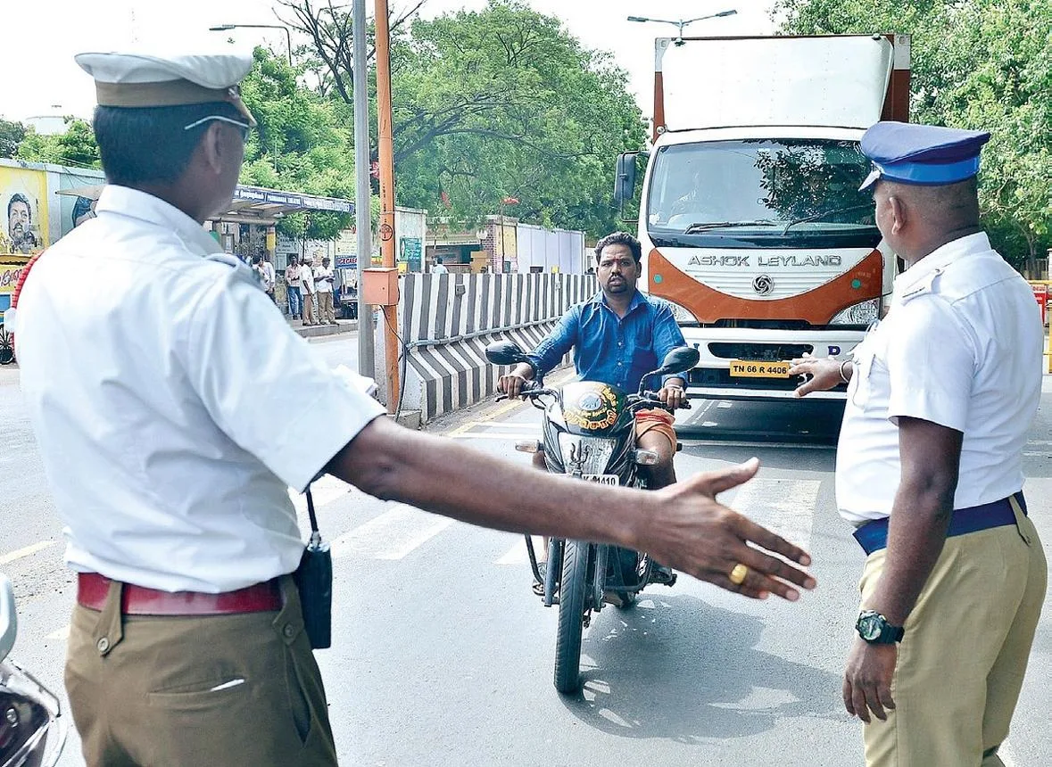 சென்னை எண்ணூரில் பைக் சாகசத்தில் ஈடுபட்ட 3 பேர் கைது...