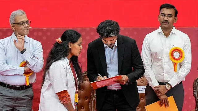 751 உதவி மருத்துவர்களுக்கு பணி நியமன ஆணைகள் வழங்கிய முதல்-அமைச்சர்