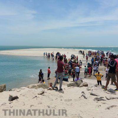 தனுஷ்கோடி அரிச்சல் முனை சாலையில் மீண்டும் மணல் தேக்கம்; சுற்றுலா பயணிகள் சிரமம்
