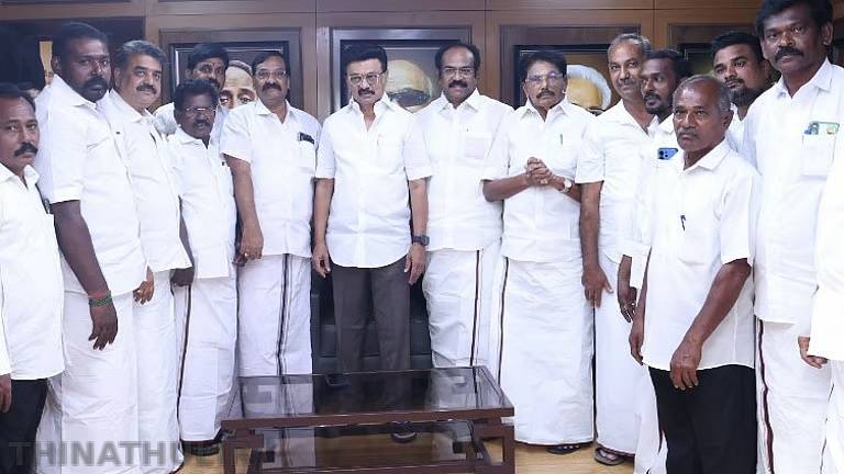 அதிமுகவிலிருந்து விலகி 50-க்கும் மேற்பட்டோர் திமுகவில் இணைந்தனர்