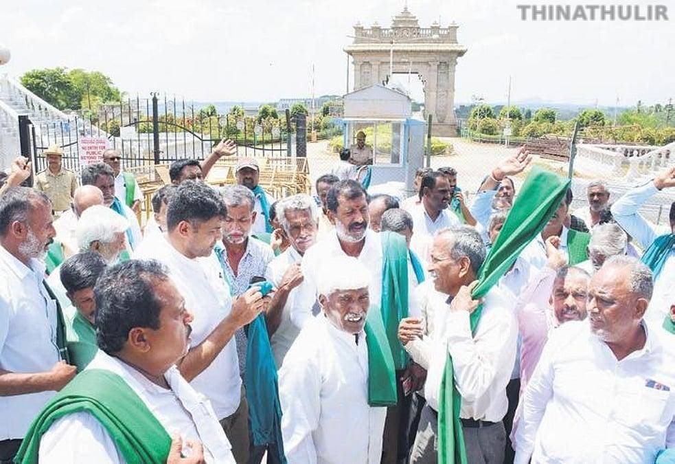 தமிழகத்திற்கு காவிரி நீர் திறப்புக்கு எதிர்ப்பு: கர்நாடகாவில் விவசாயிகள் போராட்டம்