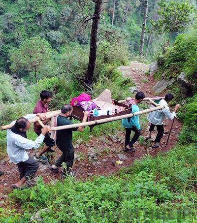 சாலை வசசாலை வசதி இன்றி அவதிப்படும் மக்கள்: 1 கி.மீ. தொலைவு வரை தொட்டிலில் நோயாளிகளை சுமந்து செல்லும் நிலைதி இல்லாததால் தொட்டில் கட்டி நோயாளிகளை 1 கி.மீ. தூரம் சுமந்து செல்லும் மக்கள்