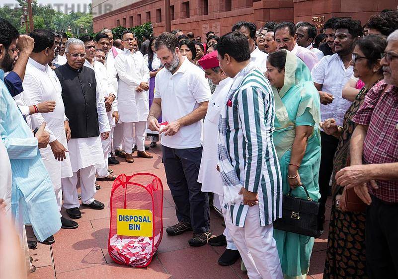 நாடாளுமன்ற வளாகத்தில் ராகுல் காந்தி உள்ளிட்ட எம்.பிக்கள் வித்தியாசமான போராட்டம்